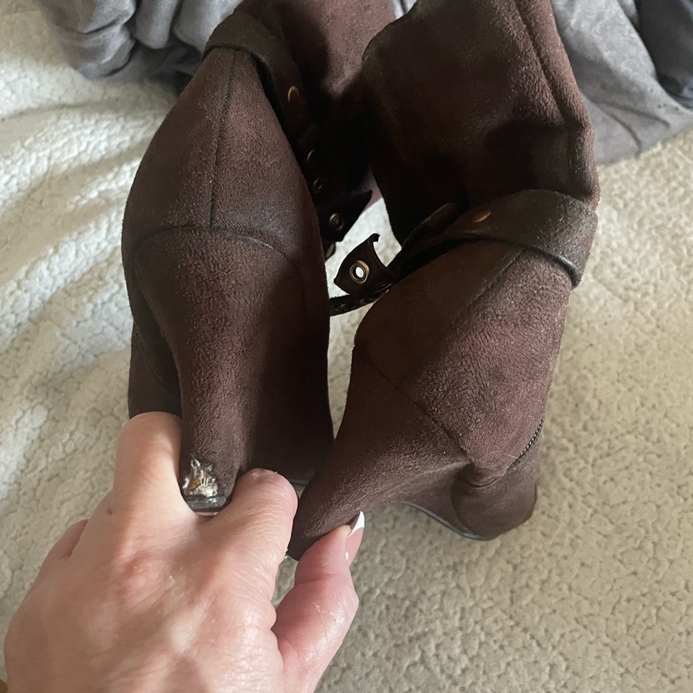 Brown ankle boots, fairly worn on the heel